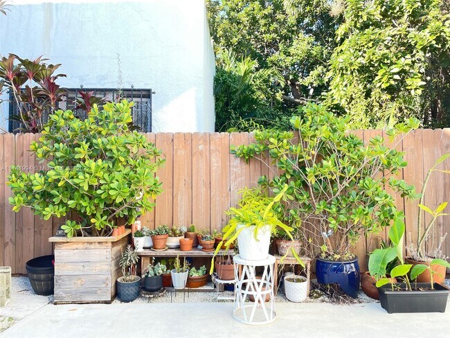 Building Photo - 1525 SW 9th St