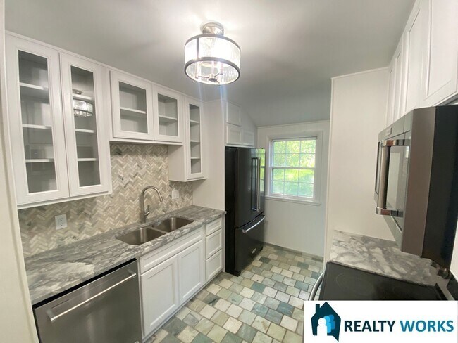 Building Photo - Charming 2 (+1) Bed Home!