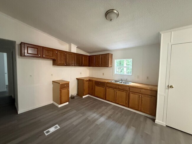 Building Photo - 4 Bedrooms, 3 Bathrooms with potential 5th Bedroom- Mobile home in Armuchee!