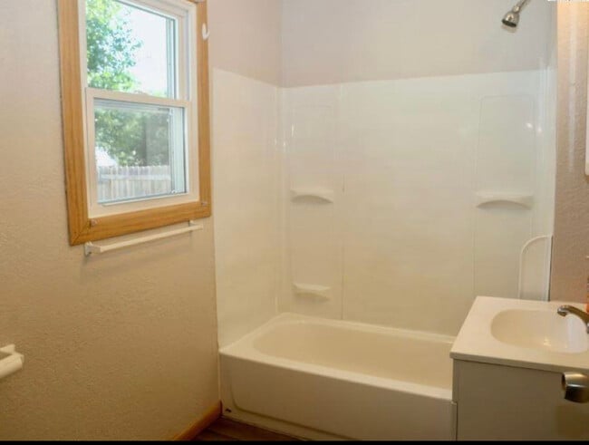 Building Photo - 510 E 7th Ave