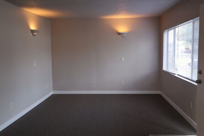 Building Photo - Cozy Single-Family Home for Lease in Brush...