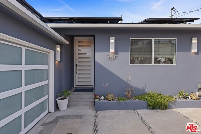 Building Photo - 7191 Pacific View Dr
