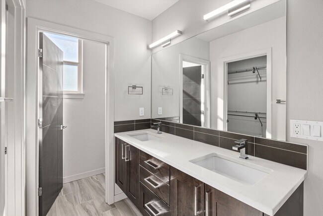 Building Photo - LUXURY MAGNOLIA 3 BED TOWNHOME FOR RENT W ...