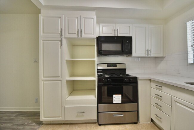 Building Photo - 14706 Dickens St