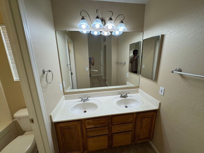 Building Photo - 3 Bedroom - 2 Bath - Mesa