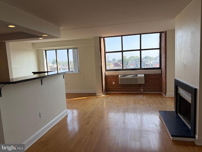Building Photo - 200-10 Lombard St