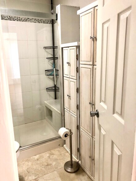 Full bathroom - 343 Huntington Dr