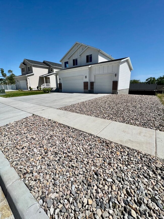Building Photo - Don't Miss This Former Model Home Rental