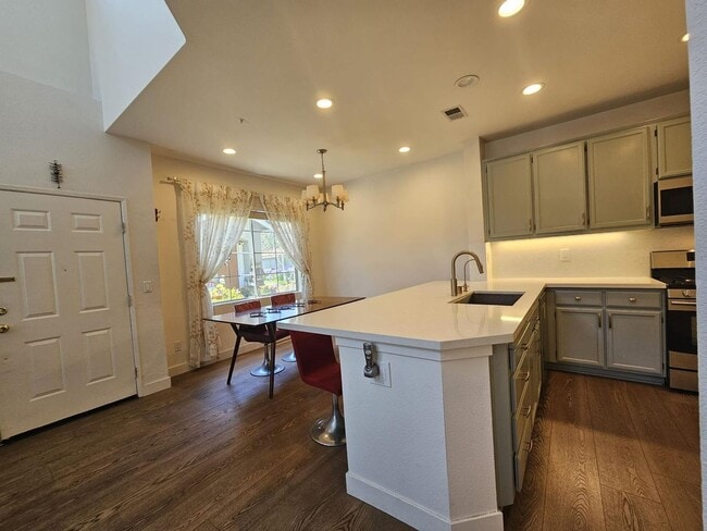 Building Photo - Modern 3BD/3BA Townhouse in Prime Union Ci...