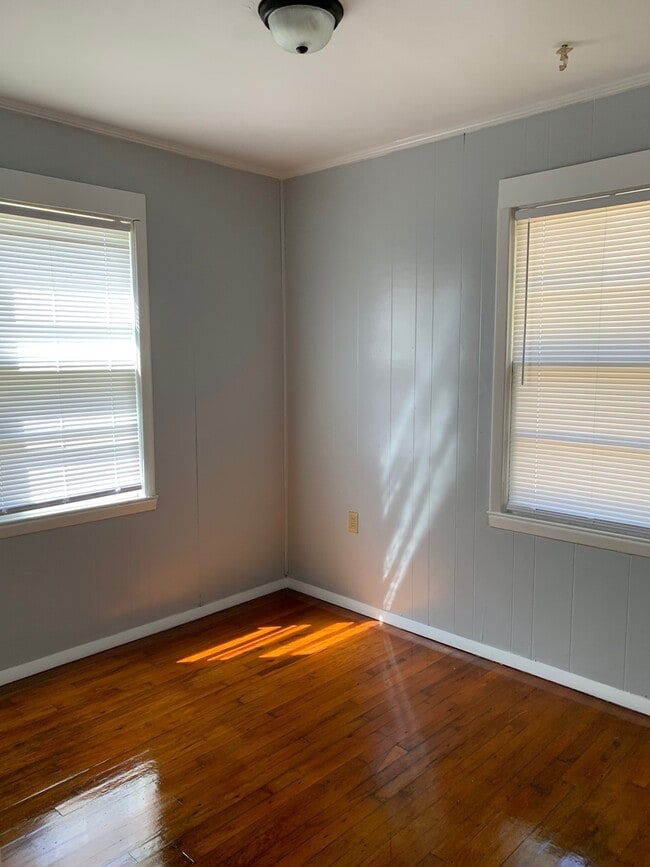 Building Photo - FOR RENT