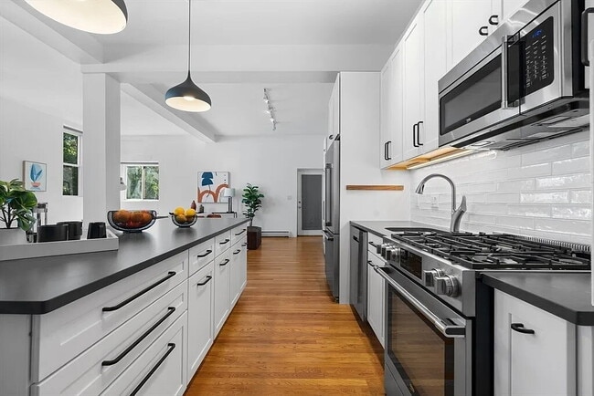 Building Photo - "Charming 1-Bed Retreat in Cambridge with ...