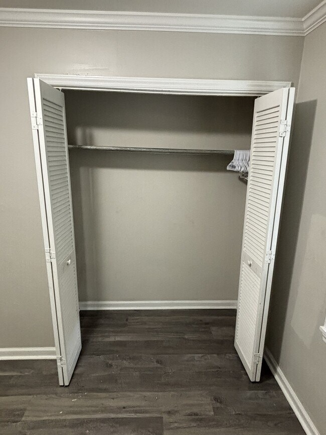 Building Photo - 616 Simpson St