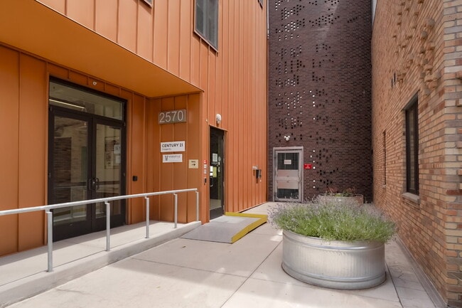 Building Photo - Beautifully Furnished Studio Condo in the ...