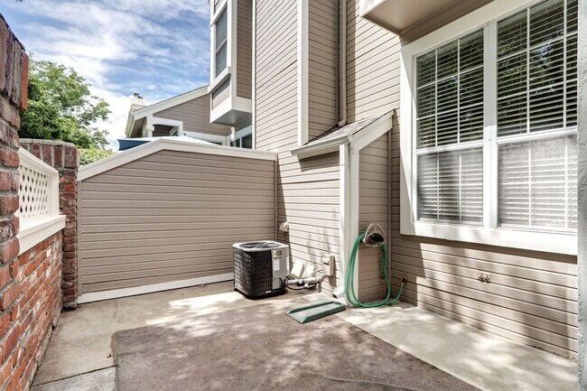 Building Photo - 2bed 2 bath townhome located in the Southp...