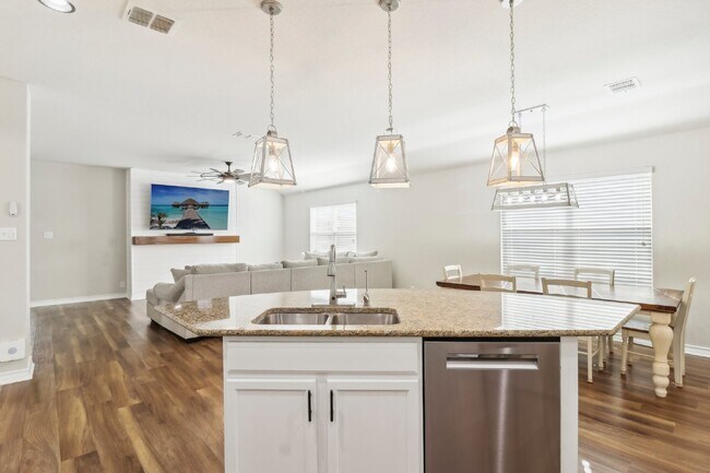 Building Photo - "Charming 4-Bedroom Oasis with custom fini...