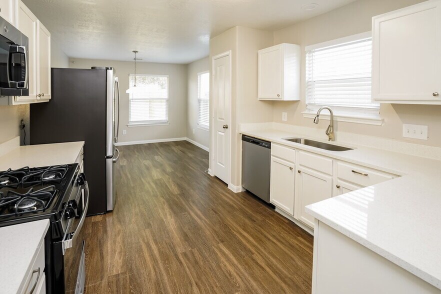 Building Photo - 5707 Mid Way