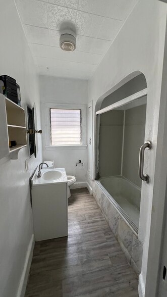 Building Photo - 1071 Dundas St