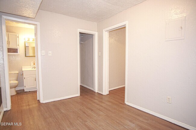 Building Photo - 419 E Schuster Ave