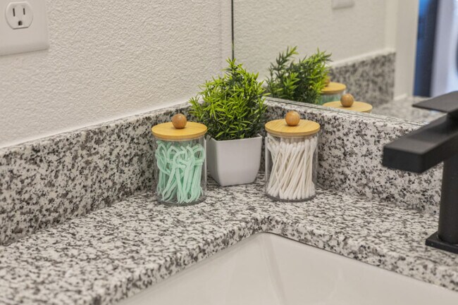 Building Photo - 601 W 9th St