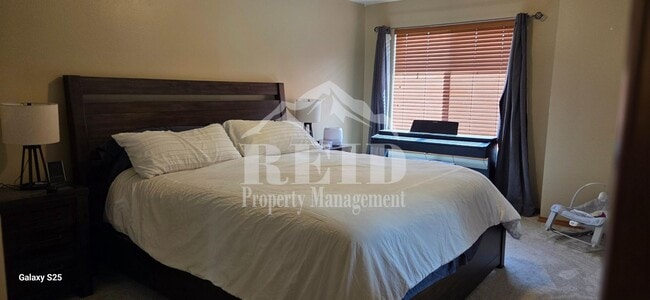 Building Photo - Central Valley Area - 2 Story Townhome 3Bed 2.5Bath