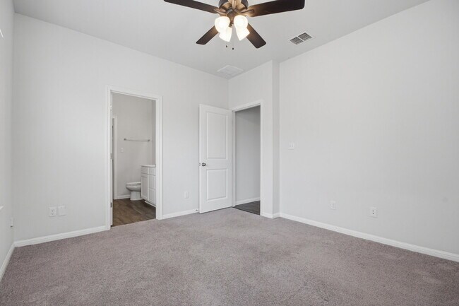 Building Photo - "Charming 3-Bed Oasis in San Marcos with 2 Full Baths – 1424 Sq Ft of Comfort!"