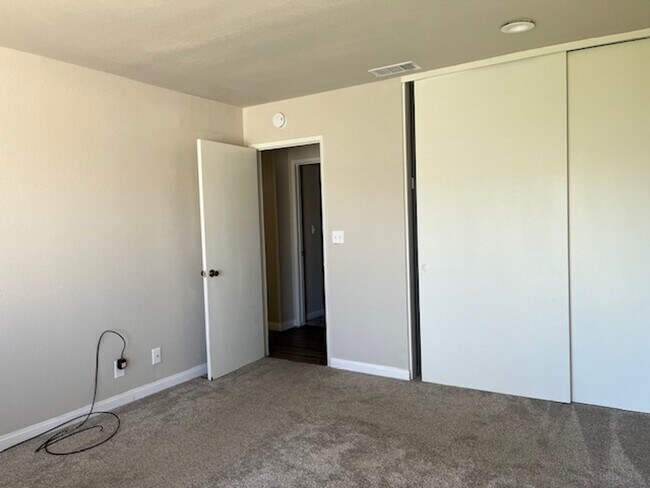 Building Photo - 3 Bed 2 Bath House located in the Heart of...