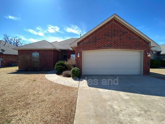 Building Photo - 640 E Linden Ln