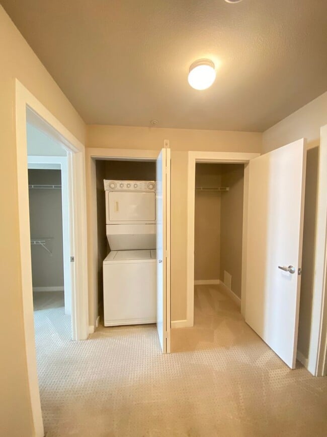 Building Photo - Advent - Low Deposit In-Unit Laundry Condo...
