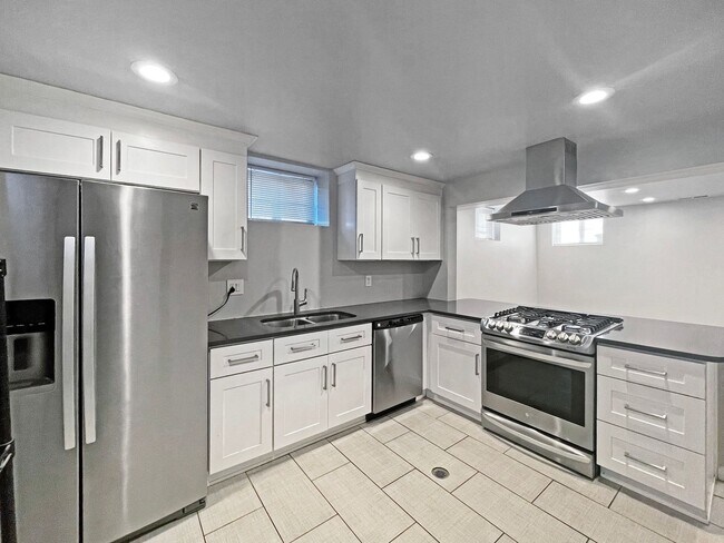 Building Photo - 2 BED, 1 BATH GARDEN LEVEL CONDO NEAR SLOA...