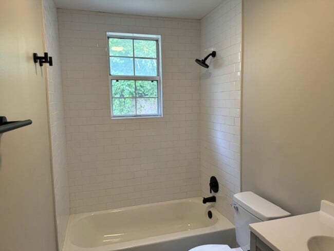 Building Photo - Newly Renovated Unit!