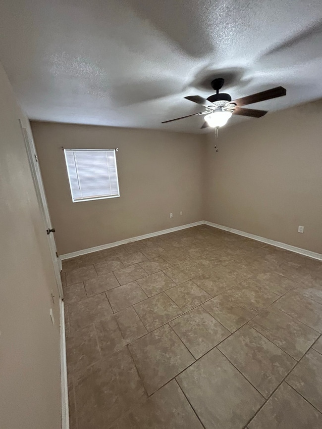 Building Photo - South Lakeland Rental!