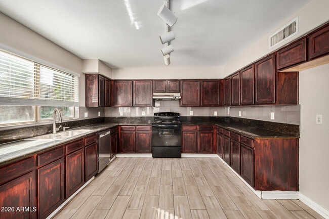 Building Photo - 10377 W Piccadilly Rd