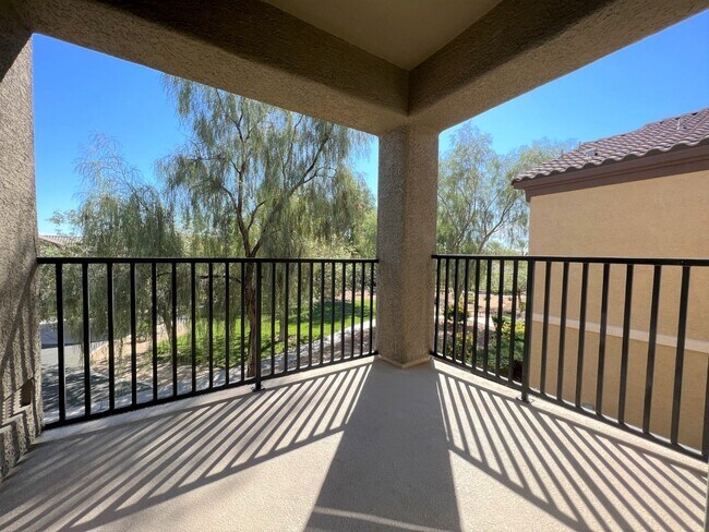 Building Photo - LIGHT, BRIGHT AND OPEN UPSTAIRS UNIT!