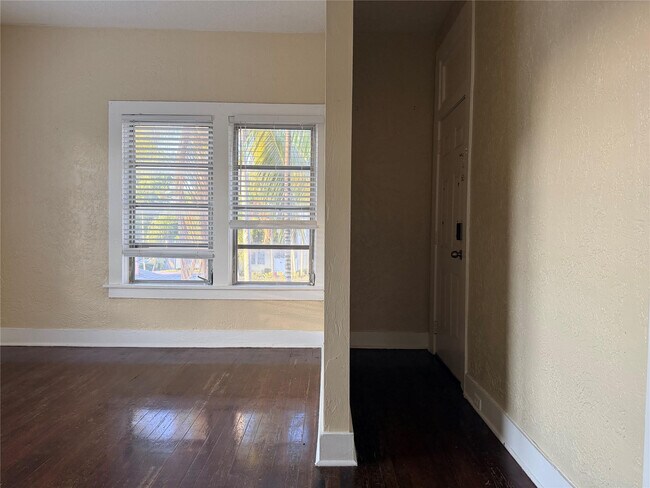 Building Photo - 1849 Dewey St