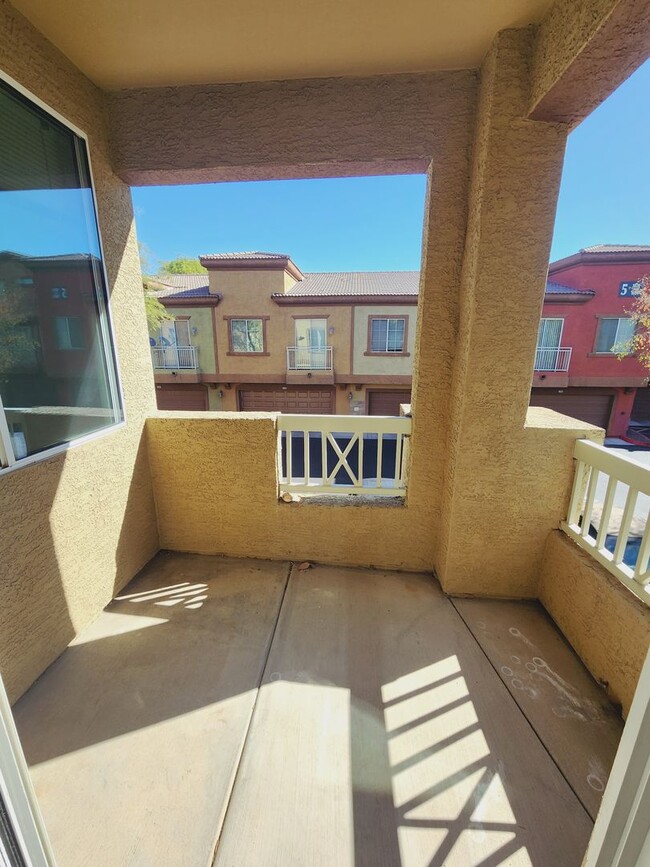 Building Photo - Lovely Parkside Townhome!