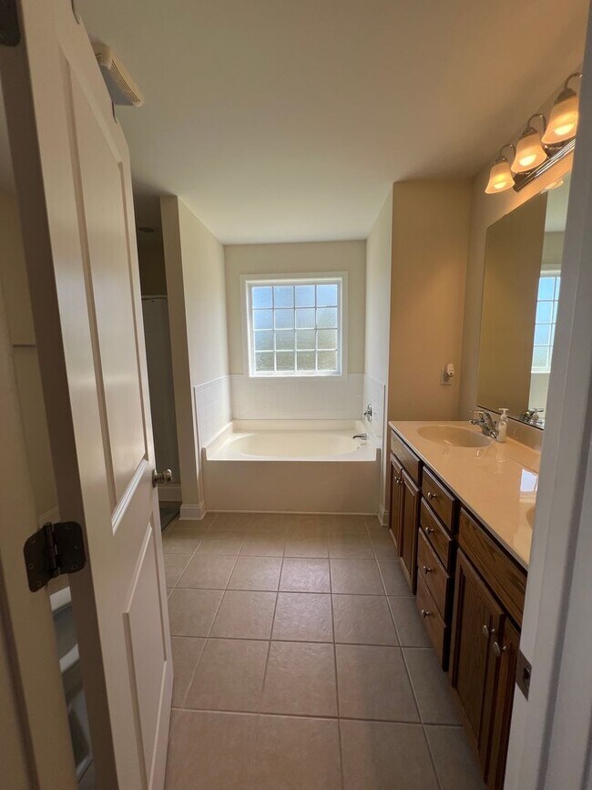Building Photo - 7108 Verona Dr