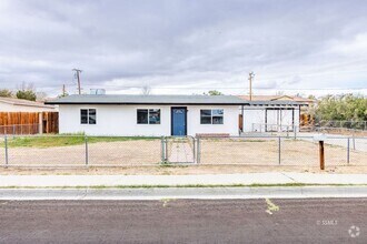 Building Photo - Beautiful fully remodeled 3 bedroom