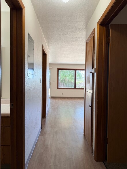 Building Photo - 539 W Crest Dr
