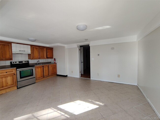 Building Photo - 136 Stringham Rd