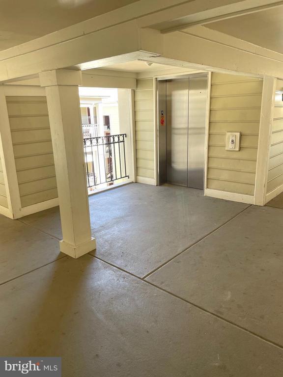 Building Photo - 1100 Quaker Hill Dr