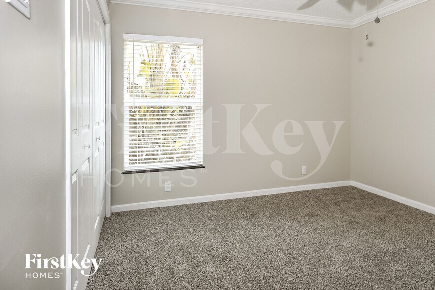 Building Photo - 6484 Robinson St