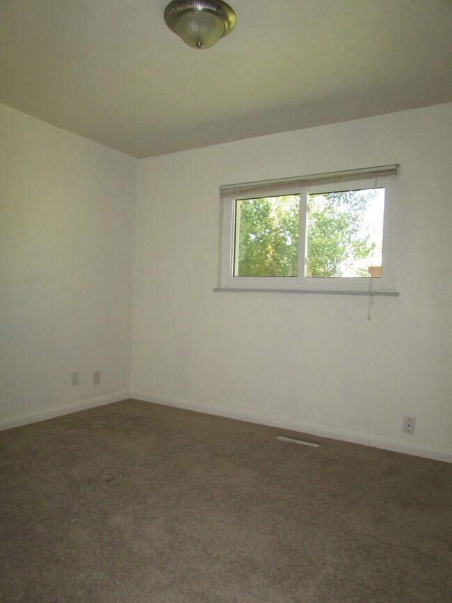 Building Photo - 1105-1107 Baker St Duplex