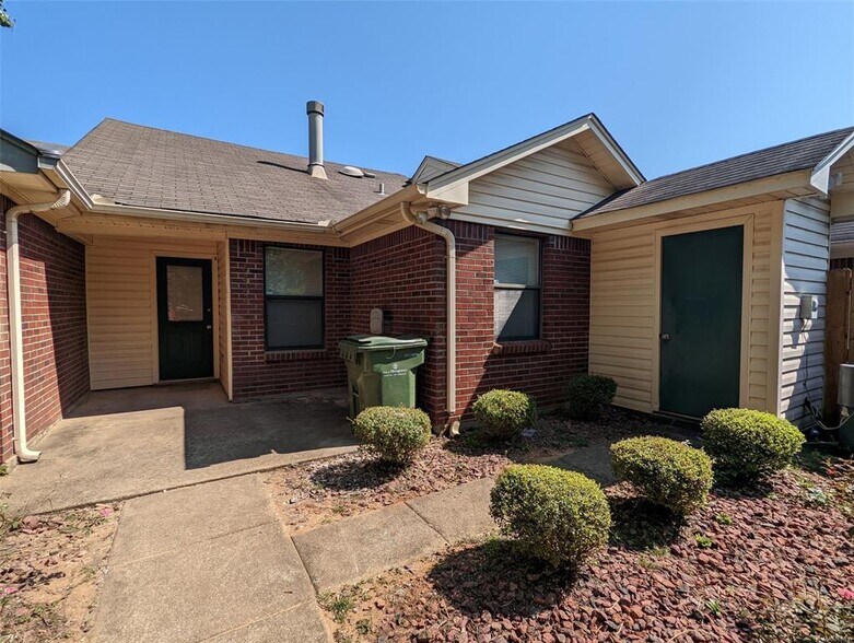 Building Photo - 6222 Bell Gables