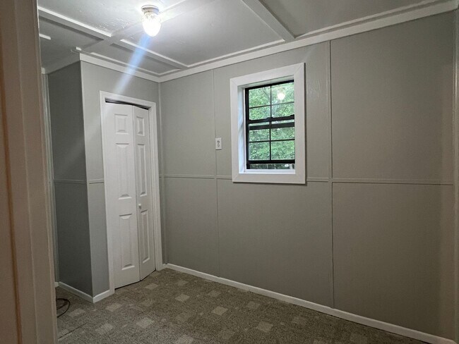Building Photo - 1 BED 1 BATH PRIVATE RETREAT!