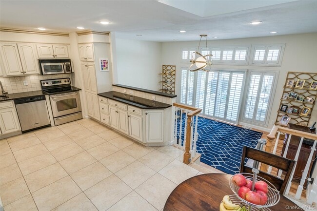 Building Photo - 100 Woodlake Dr W