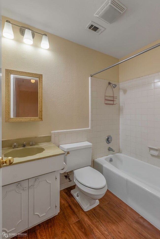 Building Photo - Beautiful Townhouse in South Shreveport