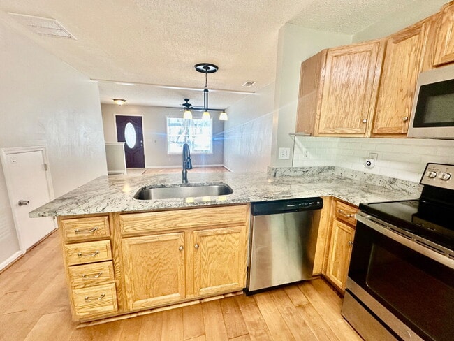 Building Photo - Three Bedroom, Townhome in The Farm!