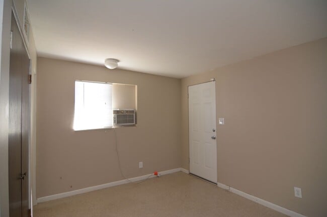 Building Photo - Charming 1 Bedroom 1 Bath Duplex! Great Ce...