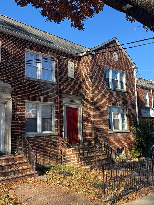 Building Photo - Move in Special! 2 Bed 1 Bath SE DC