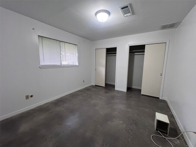Building Photo - 626 N Resident St